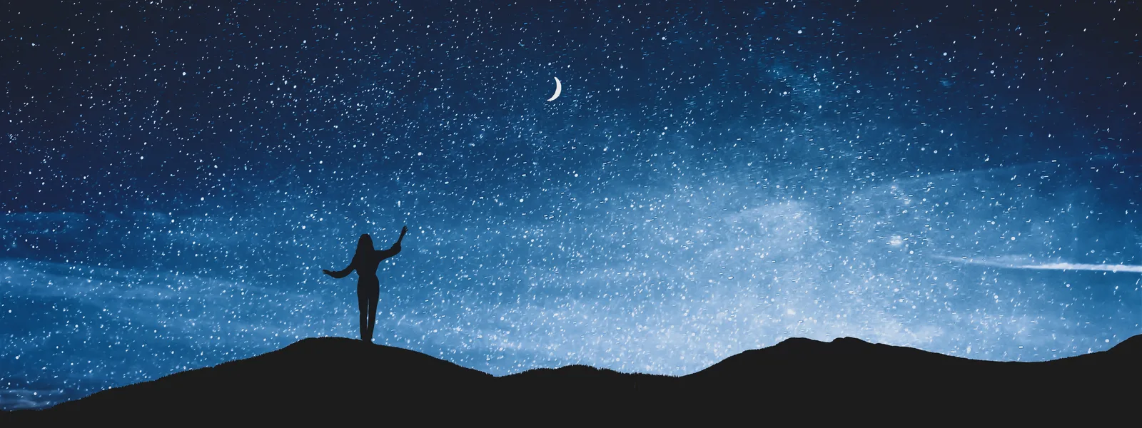 Sternenhimmel mit schmaler Mondsichel über dunklen Bergrücken; auf dem Hügel steht die Silhouette eines Menschen mit ausgebreiteten Armen.